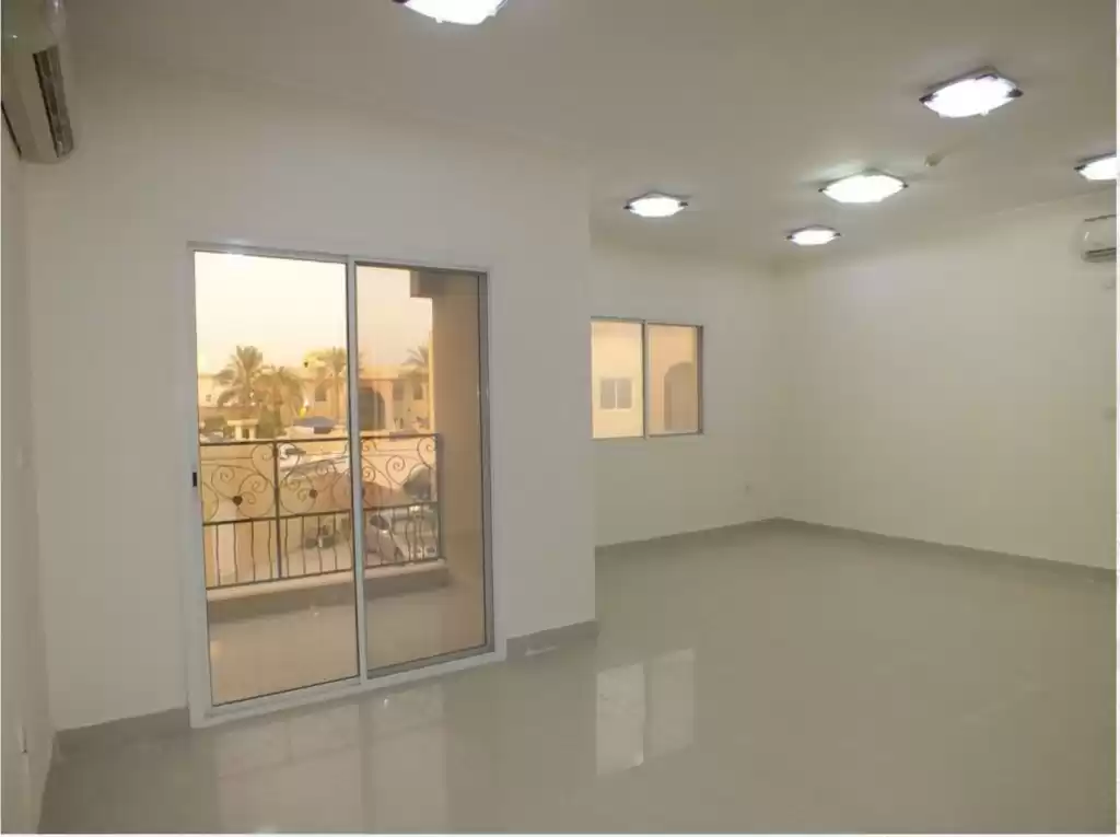 مسکونی املاک آماده 4 اتاق خواب S/F ویلا در مجتمع  برای اجاره که در دوحه #8258 - 1  image 